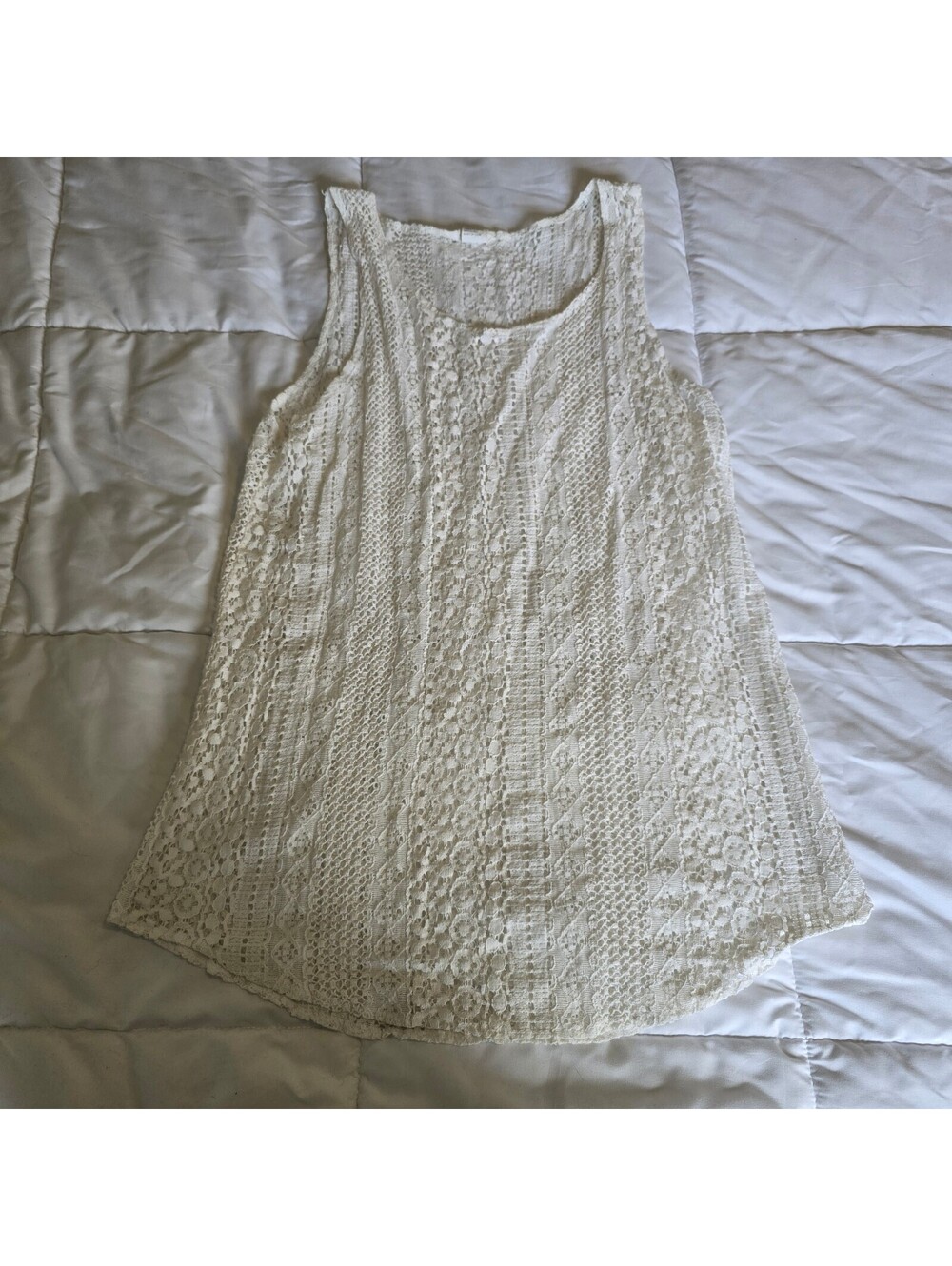 White lace sleeveless tank top